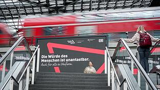 Neben Sicherheitsma&szlig;nahmen sollen Plakate in Bahnh&ouml;fen und Bahnen f&uuml;r weniger Gewalt sorgen.
