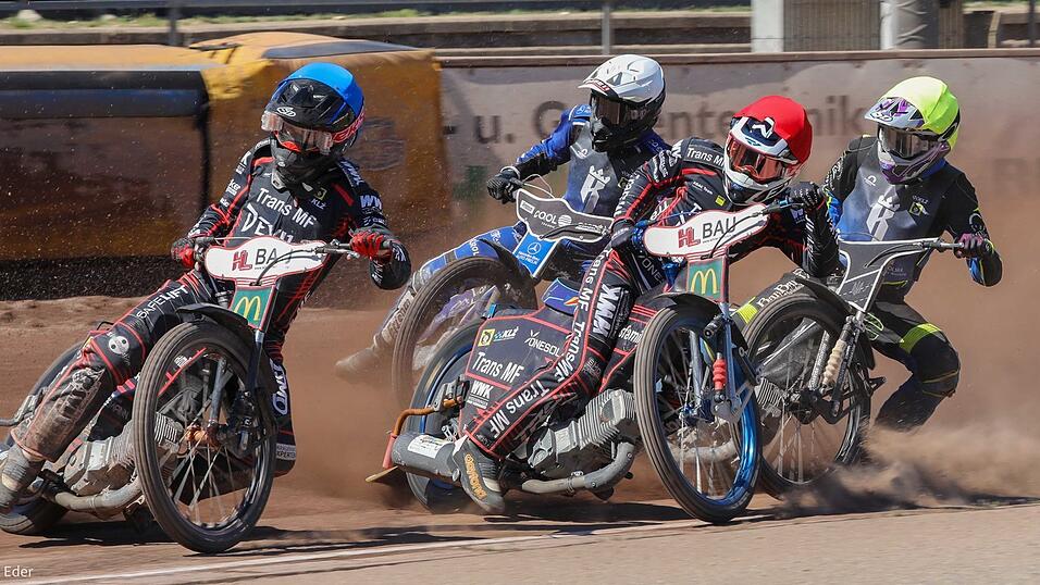Mit Karacho: Die Trans MF Landshut Devils um Mario Häusl (blauer Helm) und Kim Nilsson (rot) haben sich auch im letzten Rennen keine Blöße gegeben und Swietochlowice mit 55:35 in die Schranken gewiesen. Jetzt gehen die Devils selbstbewusst ins Playoff-Halbfinale. Mit Karacho: Die Trans MF Landshut Devils um Mario Häusl (blauer Helm) und Kim Nilsson (rot) haben sich auch im letzten Rennen keine Blöße gegeben und Swietochlowice mit 55:35 in die Schranken gewiesen. Jetzt gehen die Devils selbstbewusst ins Playoff-Halbfinale.