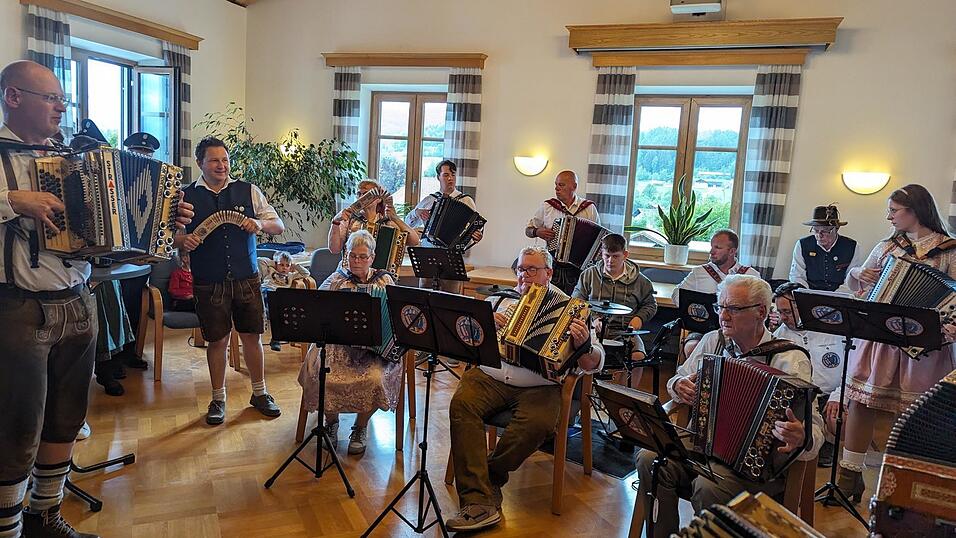 Zünftige Stimmung im Sitzungssaal: Die Musiker spielten mit Steirischen und Ratschen auf, Bürgermeister Andreas Eckl unterstützte mit seiner eigenen Ratsche, die er als Erinnerungspräsent erhalten hatte. Zünftige Stimmung im Sitzungssaal: Die Musiker spielten mit Steirischen und Ratschen auf, Bürgermeister Andreas Eckl unterstützte mit seiner eigenen Ratsche, die er als Erinnerungspräsent erhalten hatte.