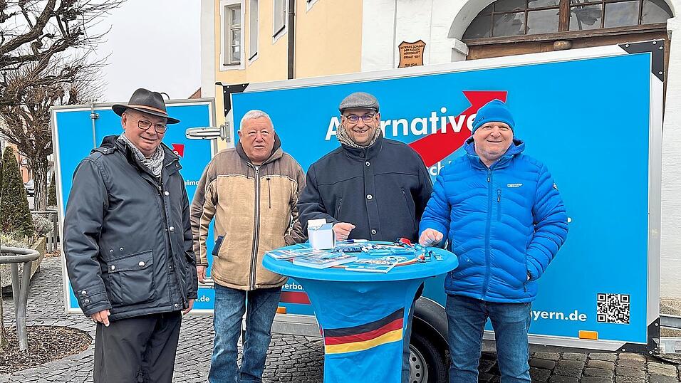 Bayerns AfD-Chef Stephan Protschka (2. v. r.) k&auml;mpft in Arnstorf um Stimmen. Zusammen mit seinen Wahlkampfhelfern aus dem Kreisverband Rottal-Inn, Dietmar Seidl (l.) und Uwe Sch&ouml;nl (r.), will er mit den B&uuml;rgern ins Gespr&auml;ch kommen.