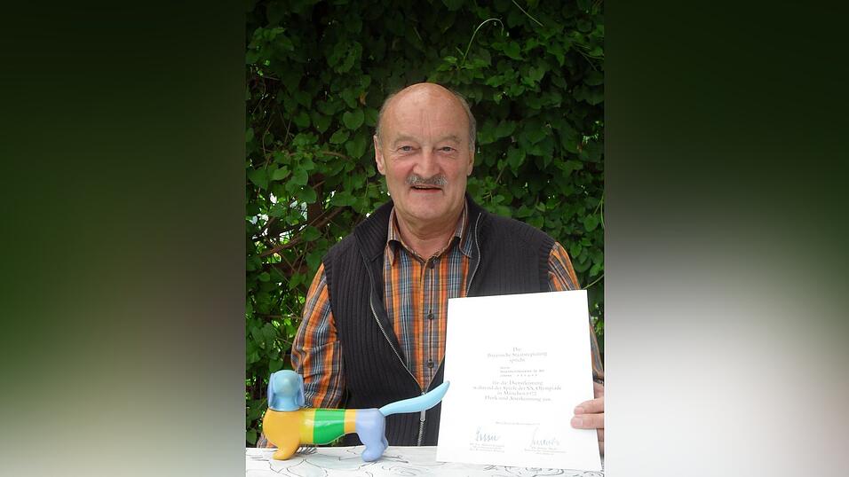 War vor 40 Jahren mit dem Bundesgrenzschutz beim Attentat w&auml;hrend der Olympischen Spiele 1972 in M&uuml;nchen dabei: Johann St&ouml;ger aus Loitzendorf. Ein originales Olympia-Maskottchen 'Wastl' und das Dankesschreiben von Ministerpr&auml;sident und Innenminister hat er immer noch aufbewahrt. (Foto: rom)
