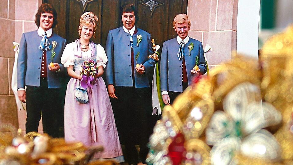 1973 sorgte die Tracht für Aufsehen: das Pfingstbrautpaar Annette Kühlmeyer und Hans-Wolfgang Dittrich mit seinen Begleitern Wolfgang Ludwig (l.) und Josef Held (†). Das Tugendkränzchen und der Favorit, reich verzierte Filigranarbeiten aus Gold- und Silberdraht und bunten Steinen, sind immer noch der Stolz der Kötztinger Bürger. Für jeden ist es eine Ehre, wenn das 'Kranzl' auf dem Haus ist. 1973 sorgte die Tracht für Aufsehen: das Pfingstbrautpaar Annette Kühlmeyer und Hans-Wolfgang Dittrich mit seinen Begleitern Wolfgang Ludwig (l.) und Josef Held (†). Das Tugendkränzchen und der Favorit, reich verzierte Filigranarbeiten aus Gold- und Silberdraht und bunten Steinen, sind immer noch der Stolz der Kötztinger Bürger. Für jeden ist es eine Ehre, wenn das 'Kranzl' auf dem Haus ist.