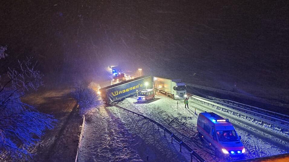 Der Lastwagen blockierte auf der A3 nahezu die komplette Fahrbahn.