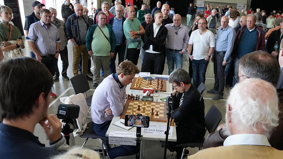 So nah kommt man Weltstars des Schachs selten: Vincent Keymer (links) in seiner Partie gegen den Tschechen David Navara.