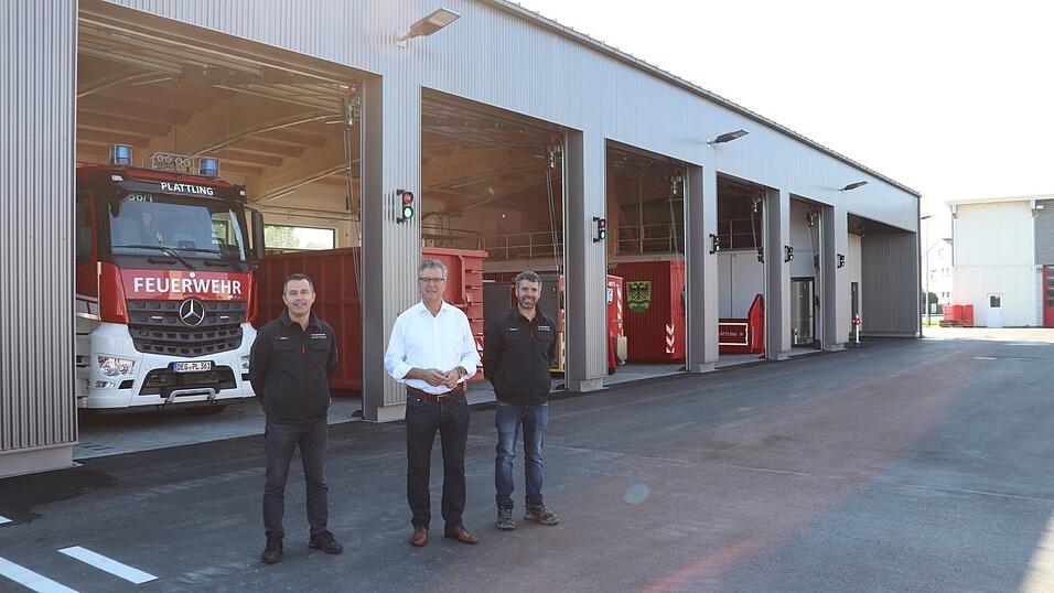 Kommandant Florian Loibl (v.l.), Bürgermeister Hans Schmalhofer und stellvertretender Kommandant und Atemschutzbeauftragter Tobias Reichl.