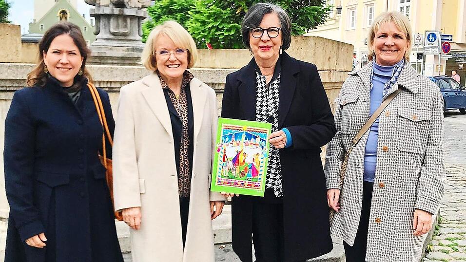 Die Organisatorinnen freuen sich auf den Verkauf des Adventskalenders zugunsten des Vereins „Haus für das Leben“ (v.l.): Alexandra Göldner, Dr. Regine Langer-Huber, Hannelore Christ und Andrea Koch. Die Organisatorinnen freuen sich auf den Verkauf des Adventskalenders zugunsten des Vereins „Haus für das Leben“ (v.l.): Alexandra Göldner, Dr. Regine Langer-Huber, Hannelore Christ und Andrea Koch.