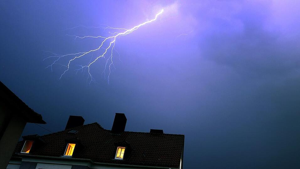 Die Gewitterstimmung in Bayern bleibt. (Archivfoto) Die Gewitterstimmung in Bayern bleibt. (Archivfoto)