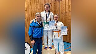 Beim Bayerncup in Burghausen siegte Leyla Akgün überlegen, Sabrina Grum erreichte den dritten Platz.