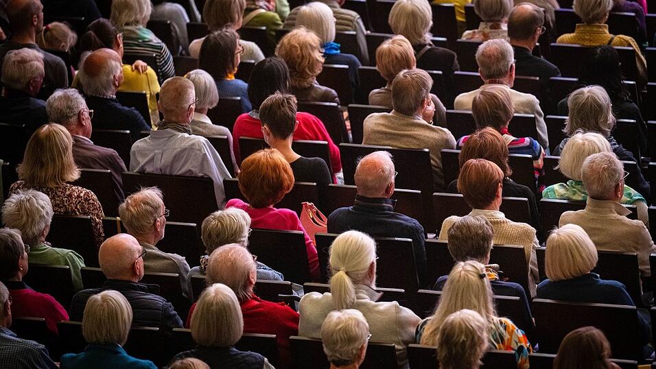 Destatis zufolge wächst die Zahl der 67-Jährigen und Älteren bis 2038 weiter. (Symbolbild) Destatis zufolge wächst die Zahl der 67-Jährigen und Älteren bis 2038 weiter. (Symbolbild)