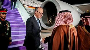 Erste Station der Kanzler-Reise durch die Golfregion ist Saudi-Arabien. Erste Station der Kanzler-Reise durch die Golfregion ist Saudi-Arabien.