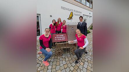 Der liebevoll gestaltete Leiterwagen wird die Feuerwehr Falkenfels k&uuml;nftig auf Festen begleiten; hier mit Festdamenm Festmutter Maria Heitzer (hinten r., in Uniform) und Festbraut Nicole Marchner (vorne r.).