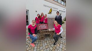 Der liebevoll gestaltete Leiterwagen wird die Feuerwehr Falkenfels künftig auf Festen begleiten; hier mit Festdamenm Festmutter Maria Heitzer (hinten r., in Uniform) und Festbraut Nicole Marchner (vorne r.). Der liebevoll gestaltete Leiterwagen wird die Feuerwehr Falkenfels künftig auf Festen begleiten; hier mit Festdamenm Festmutter Maria Heitzer (hinten r., in Uniform) und Festbraut Nicole Marchner (vorne r.).