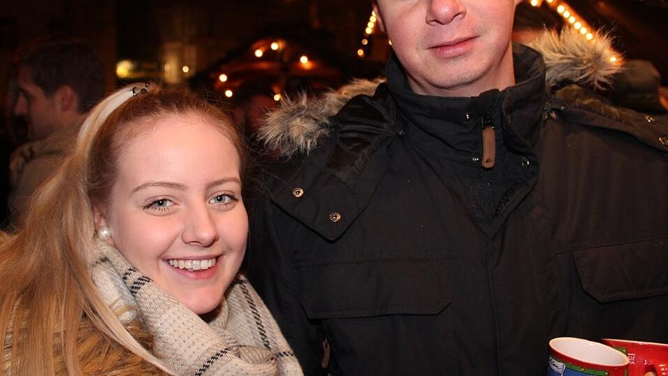 Auch am Samstag, 15. Dezember, strömten wieder etliche Besucher aus Landshut und Umgebung zur Weihnachtspyramide am Alten Viehmarkt. Auch am Samstag, 15. Dezember, strömten wieder etliche Besucher aus Landshut und Umgebung zur Weihnachtspyramide am Alten Viehmarkt.