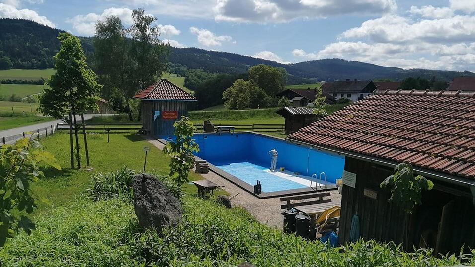 Nach der Reinigung kommt der neue Anstrich: Das Gel&auml;nde des Freibads erstrahlt in saftigem Gr&uuml;n, w&auml;hrend das Schwimmbecken ebenfalls einen neuen, strahlenden Anstrich bekommt.