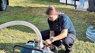 Schließlich wird es mit einer Reinwasserpumpe zum Labor gepumpt.
