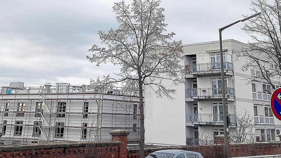 Wenn der Neubau (links) im Herbst fertig ist, ziehen die Bewohner um. Dann wird das bestehende Seniorenheim abgerissen und etwas zur&uuml;ckversetzt neu gebaut. Der angrenzende Stadtpark soll sich - wenn alles fertig ist - um den Eingang und das Geb&auml;ude herumziehen.