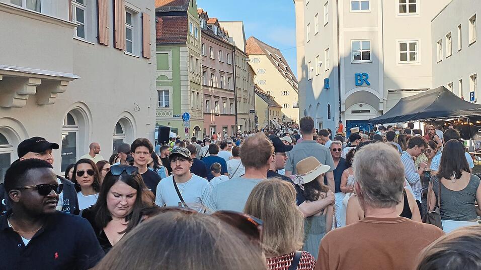 Vor allem abends, wenn es etwas abk&uuml;hlte, zog es sehr viele Menschen in die Stadt. Dann waren die Gassen und Stra&szlig;en komplett voll.