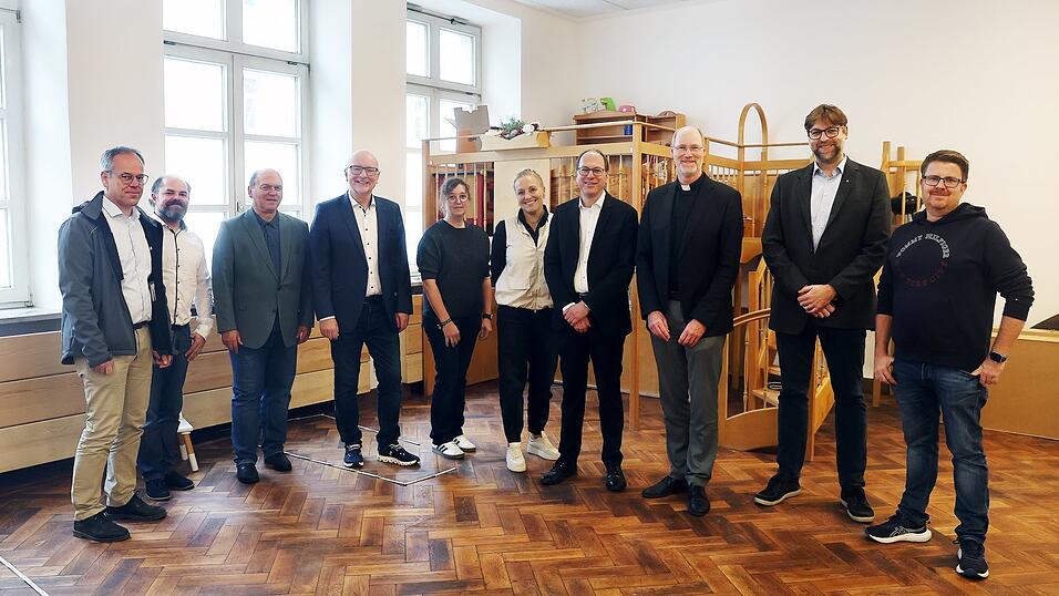 Bei der Übergabe (von links) Baureferent Johannes Doll, Projektleiter Florian Wagner, Caritas-Chef Ludwig Stangl, OB Alexander Putz, Irene Deliano (Caritas-Sachverwaltung und Gebäudewirtschaft), Kindergartenleiterin Elke Hofstetter, Pfarrer Wolfgang Hierl (2. Caritas-Vorsitzender), Stiftspropst Franz Joseph Baur (Caritas-Vorsitzender), Matthias Nowack (Amt für Kindertagesbetreuung) und Tobias Kuchler (Caritas-Referat Kindertagesstätten und Schulen) Bei der Übergabe (von links) Baureferent Johannes Doll, Projektleiter Florian Wagner, Caritas-Chef Ludwig Stangl, OB Alexander Putz, Irene Deliano (Caritas-Sachverwaltung und Gebäudewirtschaft), Kindergartenleiterin Elke Hofstetter, Pfarrer Wolfgang Hierl (2. Caritas-Vorsitzender), Stiftspropst Franz Joseph Baur (Caritas-Vorsitzender), Matthias Nowack (Amt für Kindertagesbetreuung) und Tobias Kuchler (Caritas-Referat Kindertagesstätten und Schulen)