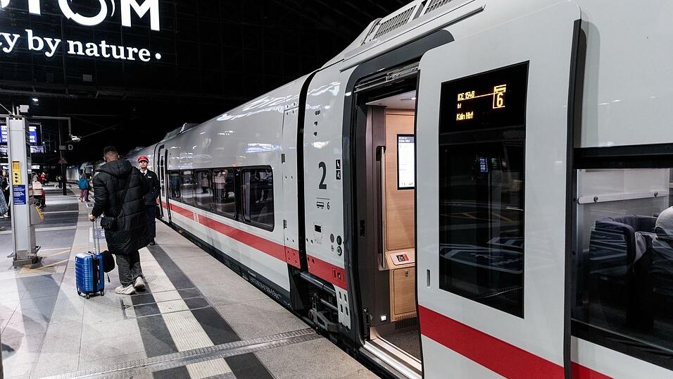 Mit dem neuen Fahrplan hat die Deutsche Bahn auch ein ganz neues Zug-Modell in Betrieb genommen. Auf der Strecke Berlin-K&ouml;ln werden ab heute neue ICE L eingesetzt. Die Besonderheit: Sie kommen beim Einstieg ohne Treppen aus.