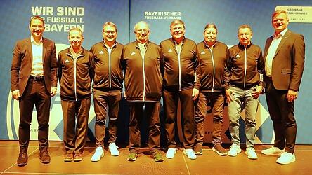 Der neue Kreis-Ausschuss Niederbayern West: (v.l.) BFV-Pr&auml;sident Christoph Kern, Henry Lindemann, Kreis-Beauftragter f&uuml;r Frauen- und M&auml;dchenfu&szlig;ball, Kreis-Spielleiter Herbert Hasak, Kreis-Vorsitzender Christian Eichhorn, Kreis-Ehrenamtsbeauftragter Rudolf Hamberger, Kreis-Jugendleiter Alexander Ramsch, Vorsitzender Kreis-Sportgericht Anton Eigner und Bezirksvorsitzender Harald Haase.