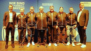Der neue Kreis-Ausschuss Niederbayern West: (v.l.) BFV-Pr&auml;sident Christoph Kern, Henry Lindemann, Kreis-Beauftragter f&uuml;r Frauen- und M&auml;dchenfu&szlig;ball, Kreis-Spielleiter Herbert Hasak, Kreis-Vorsitzender Christian Eichhorn, Kreis-Ehrenamtsbeauftragter Rudolf Hamberger, Kreis-Jugendleiter Alexander Ramsch, Vorsitzender Kreis-Sportgericht Anton Eigner und Bezirksvorsitzender Harald Haase.