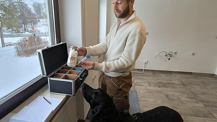 Matth&auml;us Junker hat einen &bdquo;Schimmelkoffer&ldquo; in petto, in dem sich verschiedene Sporen f&uuml;r Lolas Training befinden.