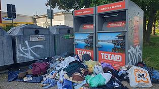 Bei der Norma in der Isarstra&szlig;e landete alte Kleidung in der Vergangenheit teils nicht im, sondern vor den daf&uuml;r vorgesehenen Containern.