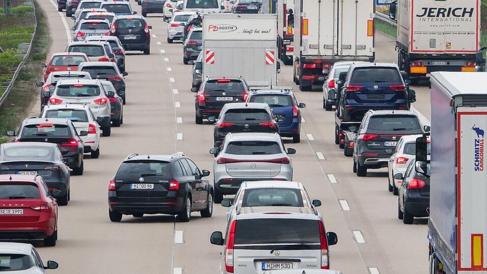 Fahrzeuge stehen auf einer Autobahn im Stau. Fahrzeuge stehen auf einer Autobahn im Stau.