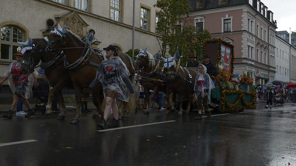 Zahlreiche Musik- und Trachtengruppen zogen nach dreij&auml;hriger Pause am Freitagabend zum Festplatz Am Hagen.&nbsp;