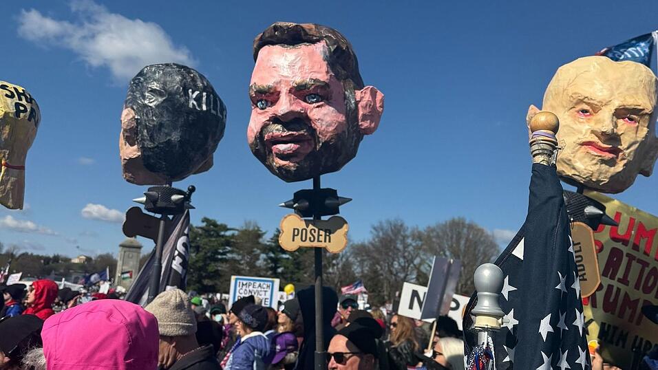 In Washington tragen Demonstrierende Pappk&ouml;pfe, die unter anderem den US-Vizepr&auml;sidenten J.D. Vance (M) darstellen sollen.
