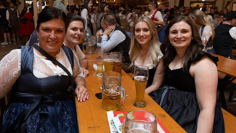 Die Partybilder vom Dienstag, 11. August, aus dem Festzelt Greindl. Die Partybilder vom Dienstag, 11. August, aus dem Festzelt Greindl.