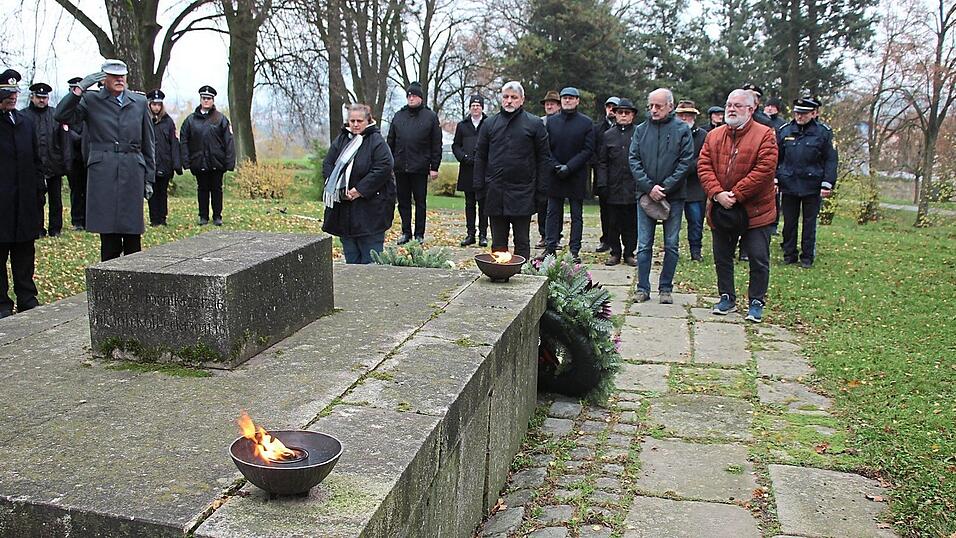B&uuml;rgermeister Sandro Bauer und Vertreter der teilnehmenden Vereine legen Kr&auml;nze im Ehrenhain nieder.