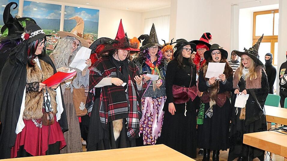 Emotionaler Abschied: Mit einem selbst gedichteten Lied nach der Melodie von &bdquo;Sierra Madre&ldquo; sagen die Hexen Servus.