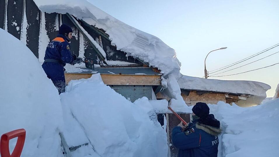 Einsatzkr&auml;fte k&auml;mpfen auf der fern&ouml;stlichen Halbinsel Kamtschatka gegen die Schneemassen.