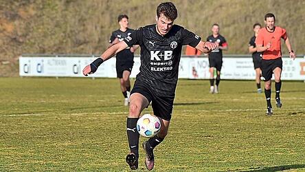 Fritz Amberger ist im Spiel des ASV mit seinen erst 18 Jahren bereits eine feste Gr&ouml;&szlig;e.