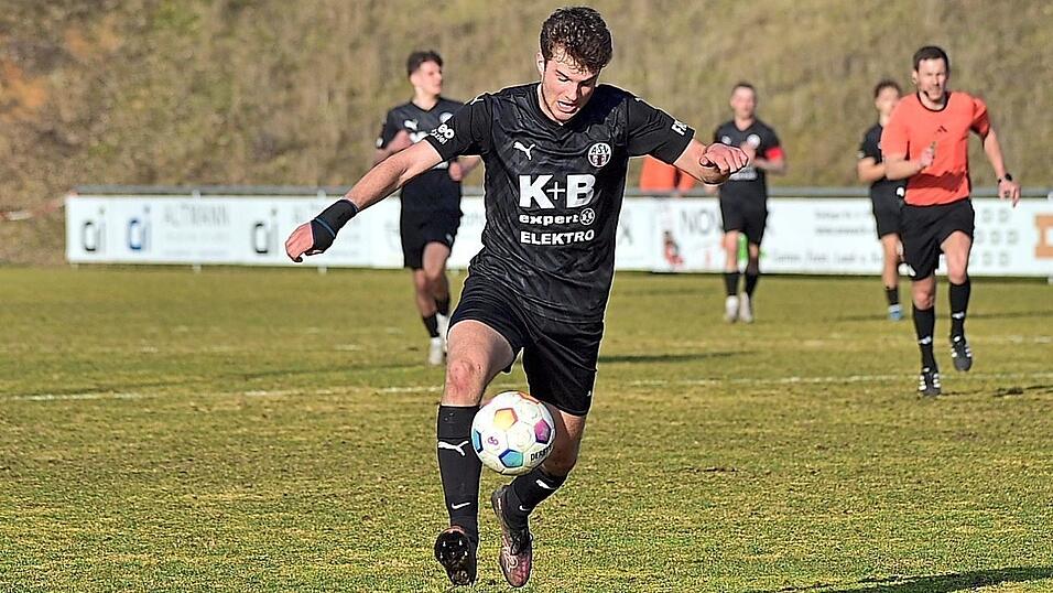 Fritz Amberger ist im Spiel des ASV mit seinen erst 18 Jahren bereits eine feste Gr&ouml;&szlig;e.