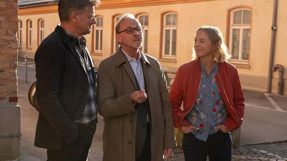 Das Team: Alexander Held Mitte, als Kommissar Ludwig Schaller), Bernadette Heerwagen (als Kommissarin Angelika Flierl, rechts) und Marcus Mittermeier (als Kommissar Harald Neuhauser). (ZDF-Bild) Das Team: Alexander Held Mitte, als Kommissar Ludwig Schaller), Bernadette Heerwagen (als Kommissarin Angelika Flierl, rechts) und Marcus Mittermeier (als Kommissar Harald Neuhauser). (ZDF-Bild)