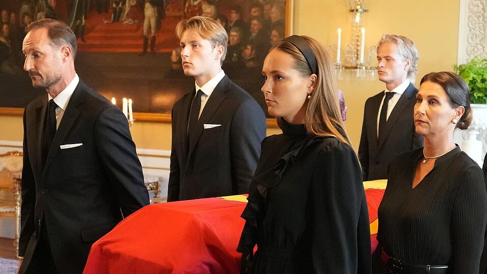 Høiby (2. v. r.) war in den Tagen der Trauer im engsten Kreis der Familie. (Archivbild) Høiby (2. v. r.) war in den Tagen der Trauer im engsten Kreis der Familie. (Archivbild)