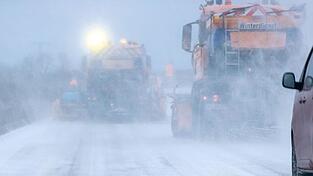 Fahrzeuge des Winterdienstes räumen die teilweise zugewehte Bundesstraße 96.