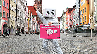 Der 'Tanzende Tofu' in der Landshuter Altstadt: 'Bei&szlig; rein' ist ein Teil seiner Botschaft. Gemeint sind Tofu und andere pflanzliche Produkte. 'Jedes tote Tier, um ein Geschmackserlebnis zu befriedigen, ist eines zu viel', sagt der Stuttgarter. Es gebe genug Alternativen, man m&uuml;sse sie nur wahrnehmen.