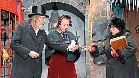 Der Bann ist gebrochen. Scrooge ist ein wertvolles Mitglied seiner Gemeinde. Er spendet, ist fröhlich und schätzt seine Mitmenschen.