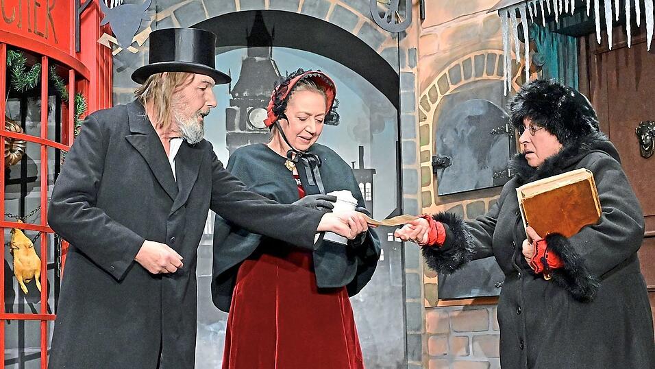 Der Bann ist gebrochen. Scrooge ist ein wertvolles Mitglied seiner Gemeinde. Er spendet, ist fröhlich und schätzt seine Mitmenschen.