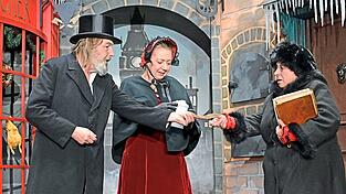 Der Bann ist gebrochen. Scrooge ist ein wertvolles Mitglied seiner Gemeinde. Er spendet, ist fröhlich und schätzt seine Mitmenschen. Der Bann ist gebrochen. Scrooge ist ein wertvolles Mitglied seiner Gemeinde. Er spendet, ist fröhlich und schätzt seine Mitmenschen.