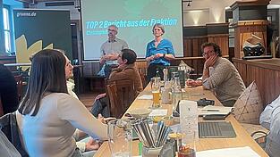 Am Donnerstagabend berichtete Christoph Rabl (links neben Vorstandssprecherin Hannah Jörg) auf der Kreisversammlung der Grünen im „Zollhaus“ aus der Fraktion. Vor den beiden: Co-Vorstandssprecherin Sigi Hagl, die gegenüber der Fraktion deutliche Worte fand. Am Donnerstagabend berichtete Christoph Rabl (links neben Vorstandssprecherin Hannah Jörg) auf der Kreisversammlung der Grünen im „Zollhaus“ aus der Fraktion. Vor den beiden: Co-Vorstandssprecherin Sigi Hagl, die gegenüber der Fraktion deutliche Worte fand.