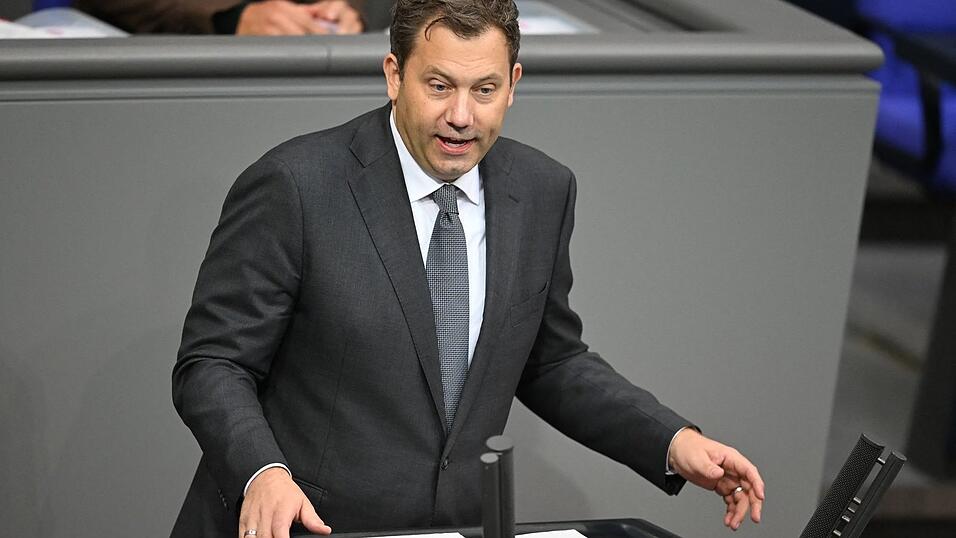 Bundesfinanzminister Lars Klingbeil (SPD) pocht auf Bedingungen bei einer Übernahme der Commerzbank. (Archivbild) Bundesfinanzminister Lars Klingbeil (SPD) pocht auf Bedingungen bei einer Übernahme der Commerzbank. (Archivbild)