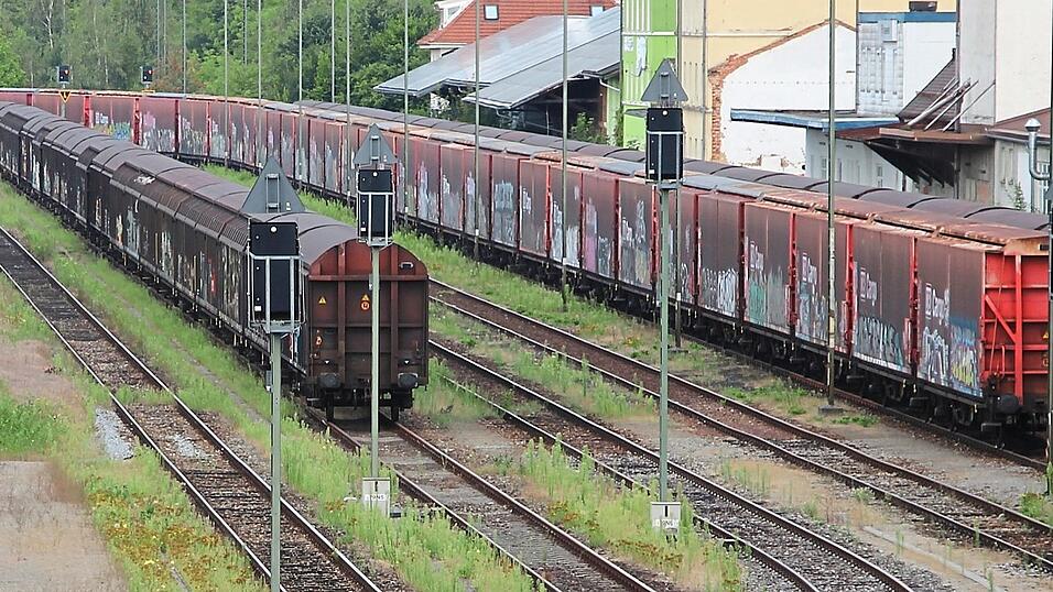 Seit Tagen stehen zwei Güterzüge im Bahnhof. Seit Tagen stehen zwei Güterzüge im Bahnhof.