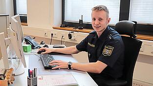 In sein neues Büro hat er sich schon eingewöhnt. Bis September ist Florian Brauner kommissarischer Leiter der Polizeiinspektion Moosburg. In sein neues Büro hat er sich schon eingewöhnt. Bis September ist Florian Brauner kommissarischer Leiter der Polizeiinspektion Moosburg.