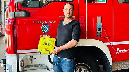 Seit August 2022 zählt für Kommandant Michael Bruckmoser der Defibrillator zur Ausrüstung bei entsprechenden Einsätzen. Er hofft, dass die Täter das Gerät zurückbringen.