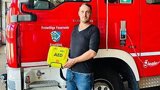 Seit August 2022 zählt für Kommandant Michael Bruckmoser der Defibrillator zur Ausrüstung bei entsprechenden Einsätzen. Er hofft, dass die Täter das Gerät zurückbringen.