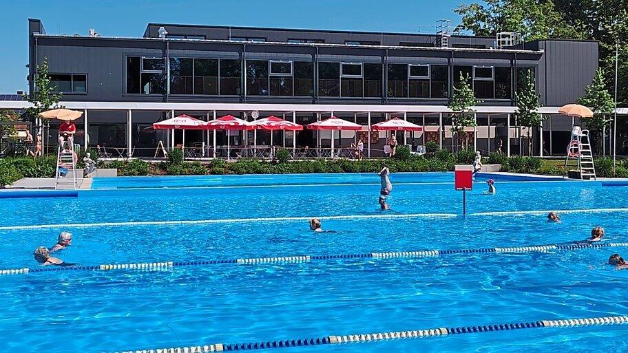Angenehm frisch: Am Dienstag zogen die Freibadbesucher bei 21,5 Grad Wassertemperatur und knapp 30 Grad Sommerhitze ihre Bahnen. In der ersten Saisonwoche war zusätzlich das Hallenbad (Hintergrund) geöffnet. Angenehm frisch: Am Dienstag zogen die Freibadbesucher bei 21,5 Grad Wassertemperatur und knapp 30 Grad Sommerhitze ihre Bahnen. In der ersten Saisonwoche war zusätzlich das Hallenbad (Hintergrund) geöffnet.